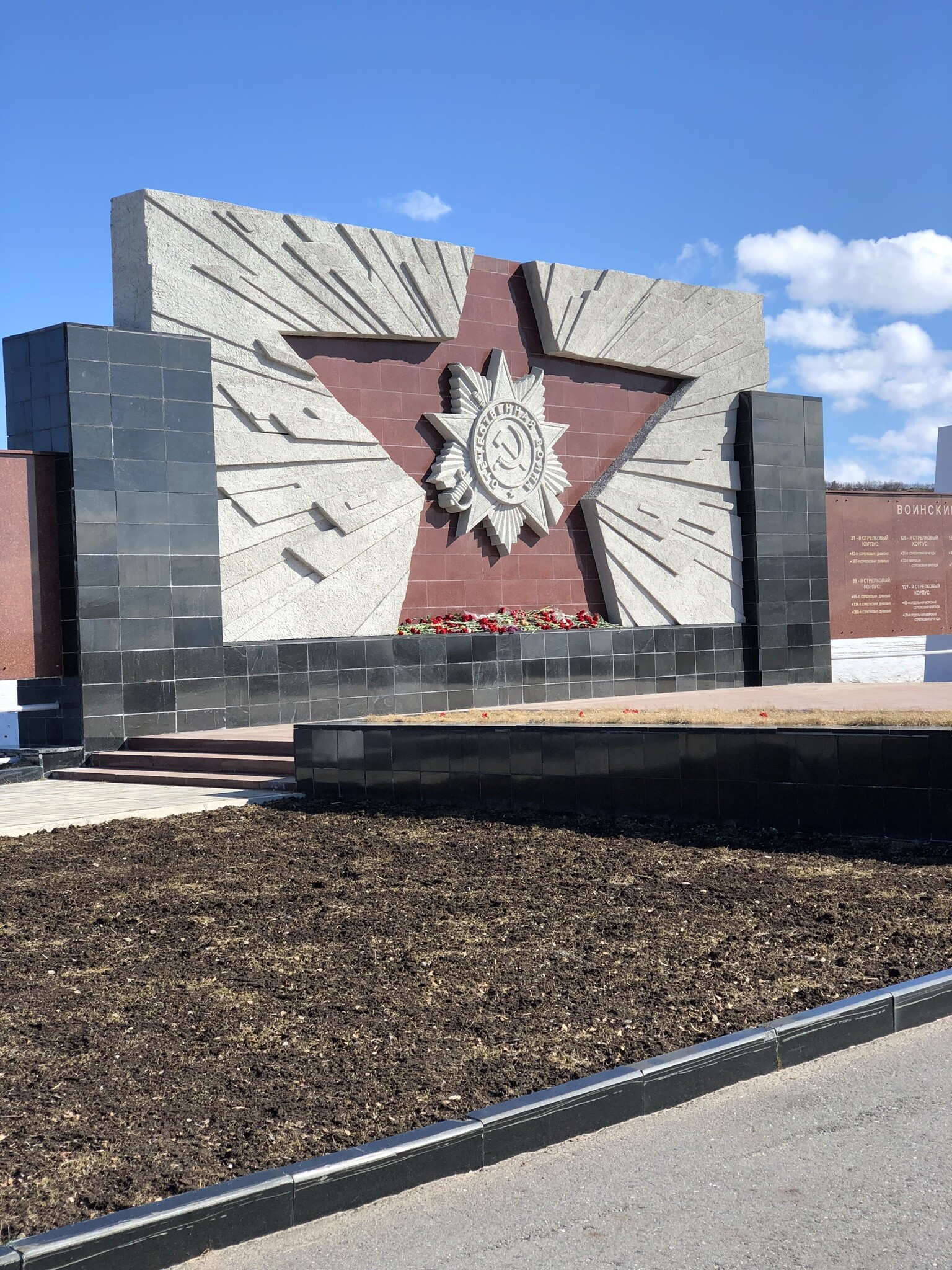 Мурманск достопримечательности. Мемориал «морякам, погибшим в мирное время». Мемориальный комплекс Долина славы. Маяк-мемориал в Мурманске. Центральный мемориальный комплекс Долина славы Мурманск Печенега.