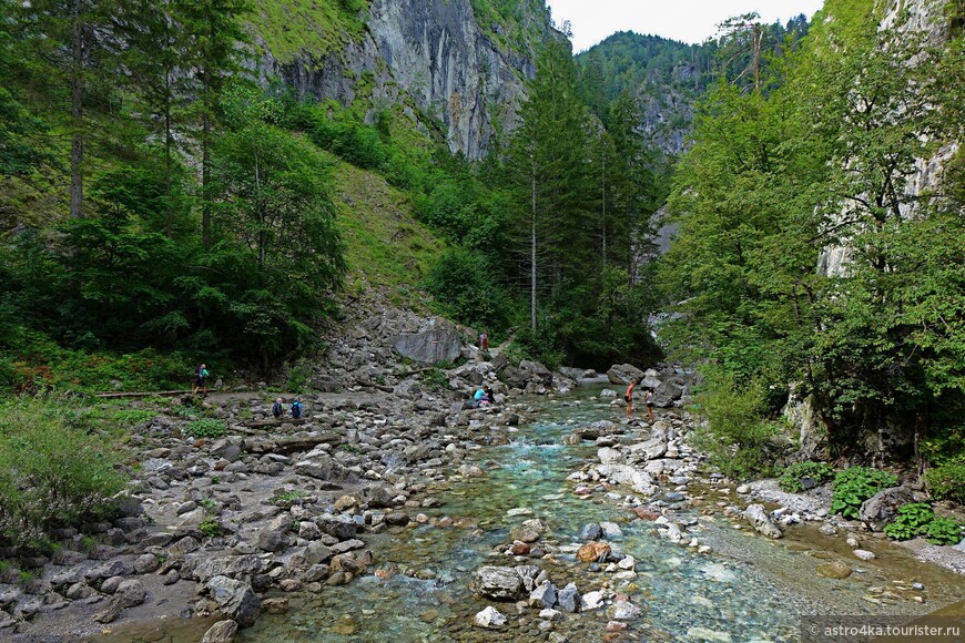 Начало пути. По ущелью протекает одноимённый ручей Garnitzenbach.