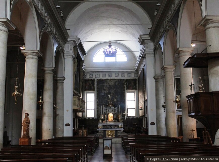 Кафедральный собор в Дезенцано на озере Гарда на севере Италии