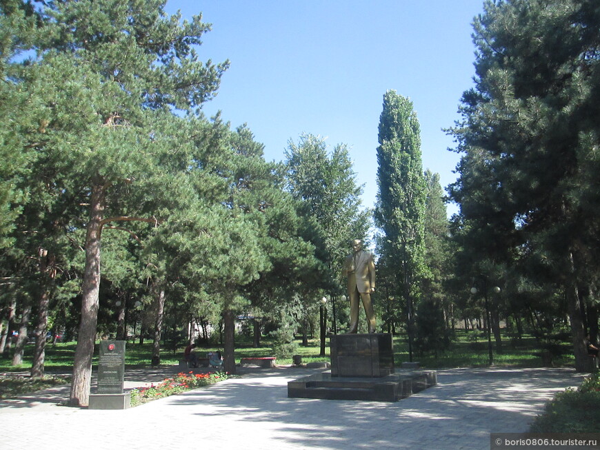 Большой парк с памятниками ближе к южной окраине города