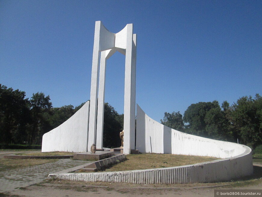 Большой парк с памятниками ближе к южной окраине города