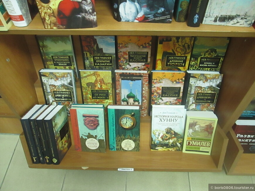 Лучший книжный магазин Киргизии да еще и с выставкой внутри