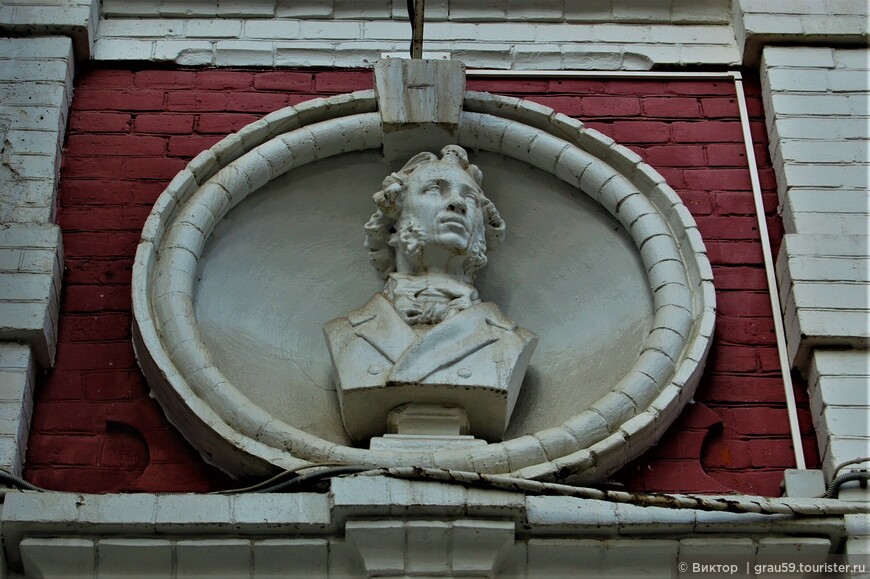 Один из двух домов в мире с бюстами Пушкина и Мицкевича на фасаде