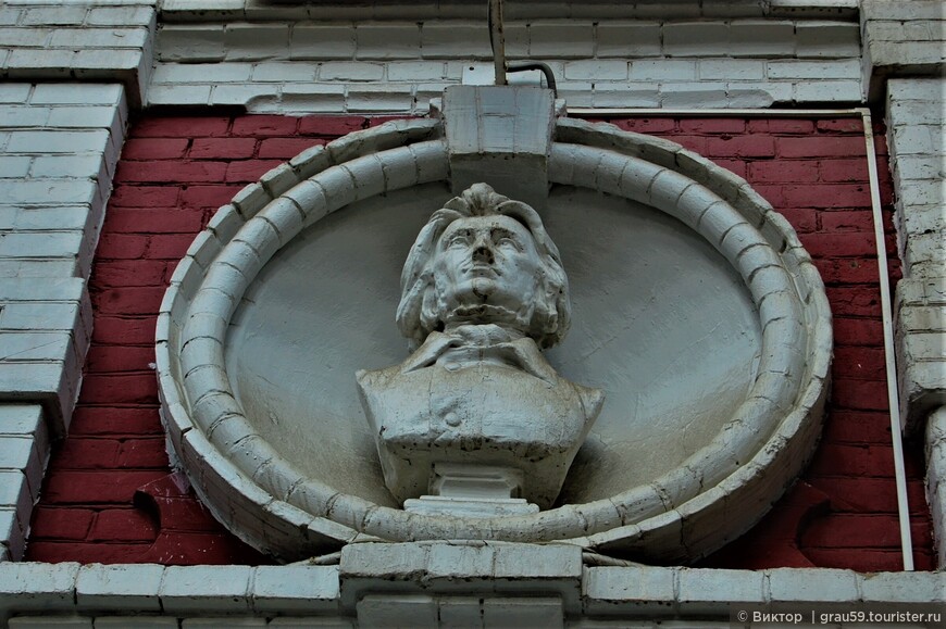 Один из двух домов в мире с бюстами Пушкина и Мицкевича на фасаде