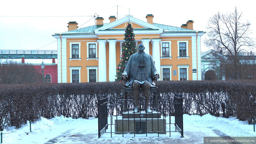 Памятник Петру I. На заднем плане обер-офицерская гауптвахта