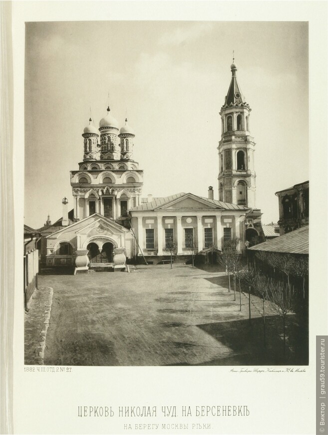 Храм. Справа видны: боковой фасад палат Аверкия Кириллова и не существующая в настоящее время колокольня. Фото из Интернета