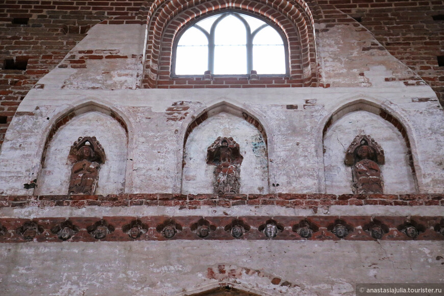 Яановская церковь — северная готика, кирпичные своды и 1000 терракотовых ликов
