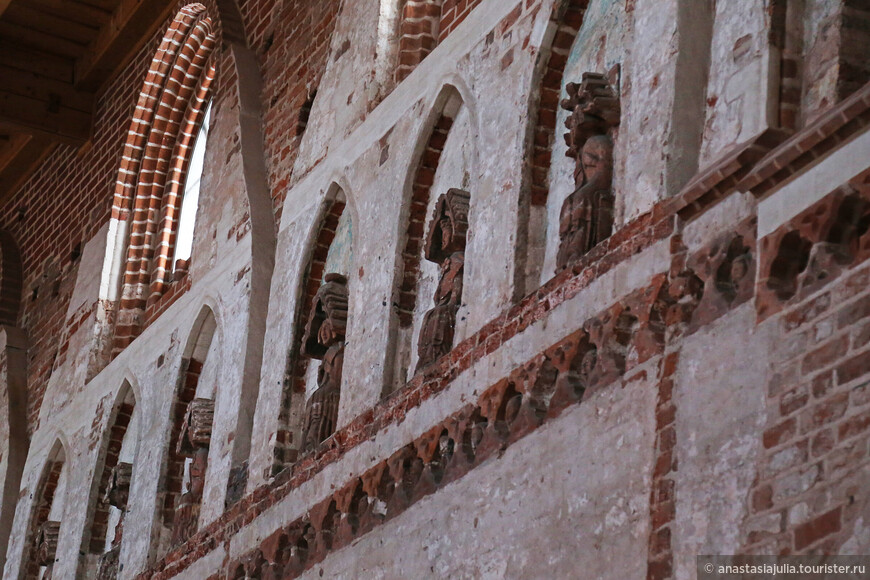 Яановская церковь — северная готика, кирпичные своды и 1000 терракотовых ликов