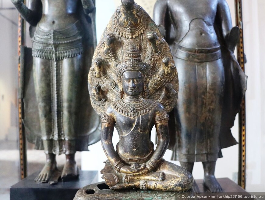 Национальный музей Камбоджи с шикарными артефактами древних кхмеров