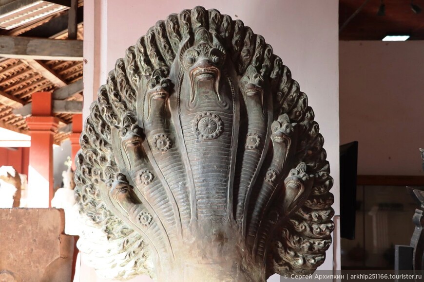 Национальный музей Камбоджи с шикарными артефактами древних кхмеров