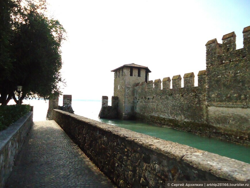 Средневековый замок Скалигеров на озере Гарда на севере Италии