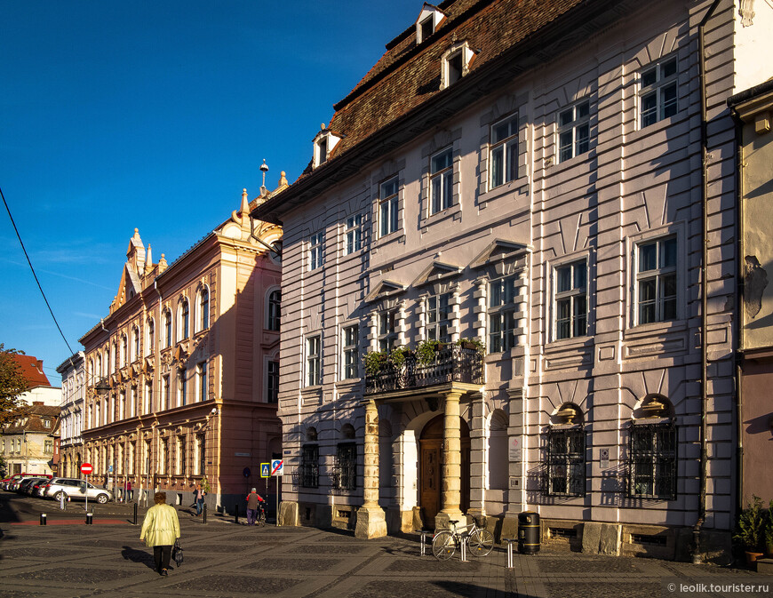 Почетное консульство Австрии занимает площади Дворца Филек, построенным состоятельным купцов-кожевенником Антоном Филеком в 1802 году.