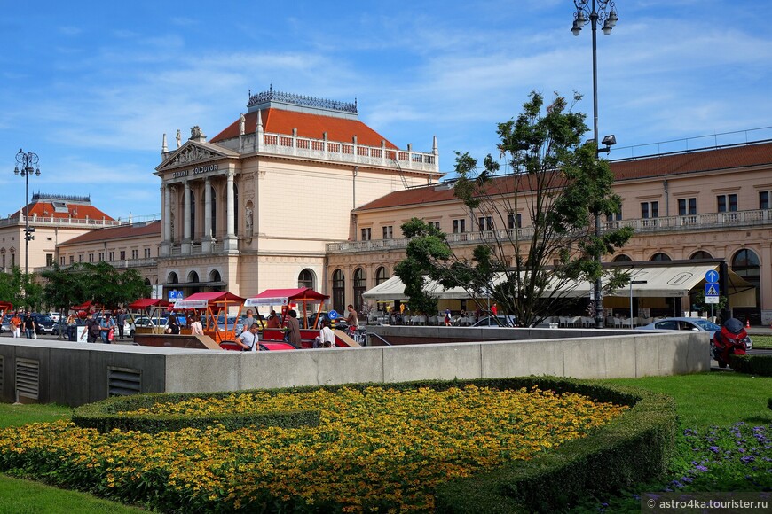 Железнодорожный вокзал построен в конце 19 века. Расположен в центральной части Нижнего города, в 900 метрах от площади Бана Йосипа Елачича.