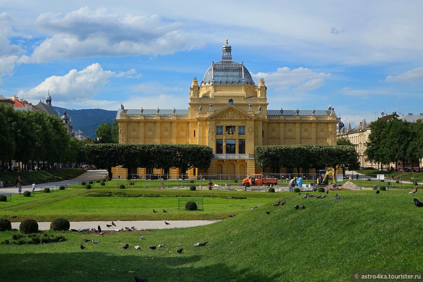 Художественная галерея построена во времена Австро-Венгрии. Наряду со зданием Национального театра, одно из самых красивых зданий Загреба.