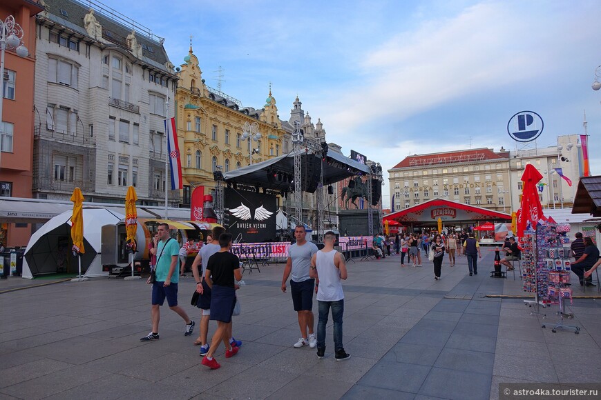 Площадь Елачича является центральной площадью Нижнего города и Загреба. Здания на ней принадлежат к самым разнообразным архитектурным стилям: классицизм; барокко; модерн.

