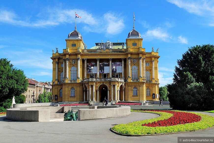 Здание Национального театра построено в 1895 г., считается одной из архитектурных жемчужин города.
