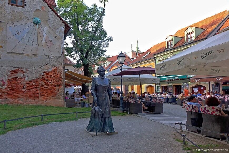 В центре улицы Ткалчичева стоит памятник местной писательнице Марии Юрич, писавшей под псевдонимом Загорка.