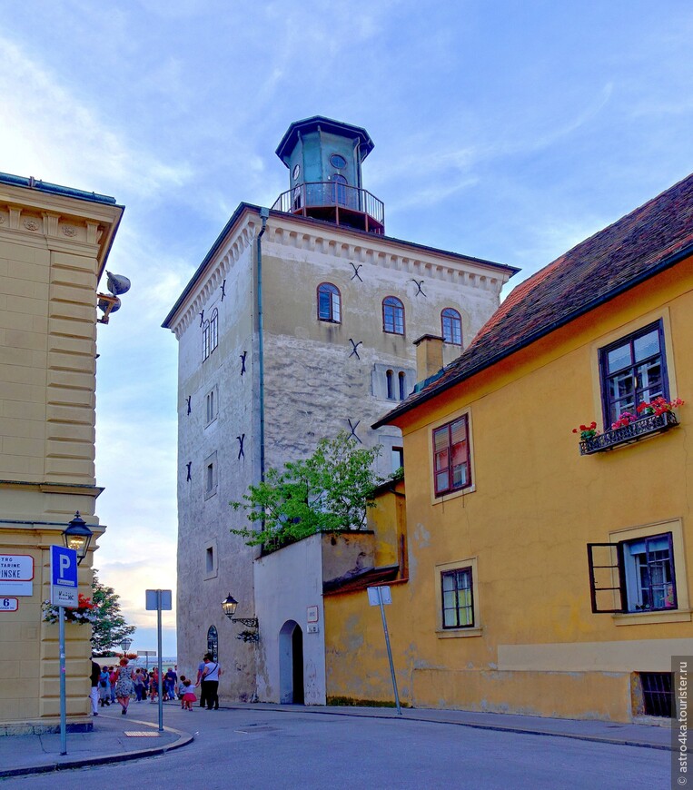 Башня Лотршчак (13 век), с 30-метровой смотровой площадки открывается великолепный вид на Загреб.