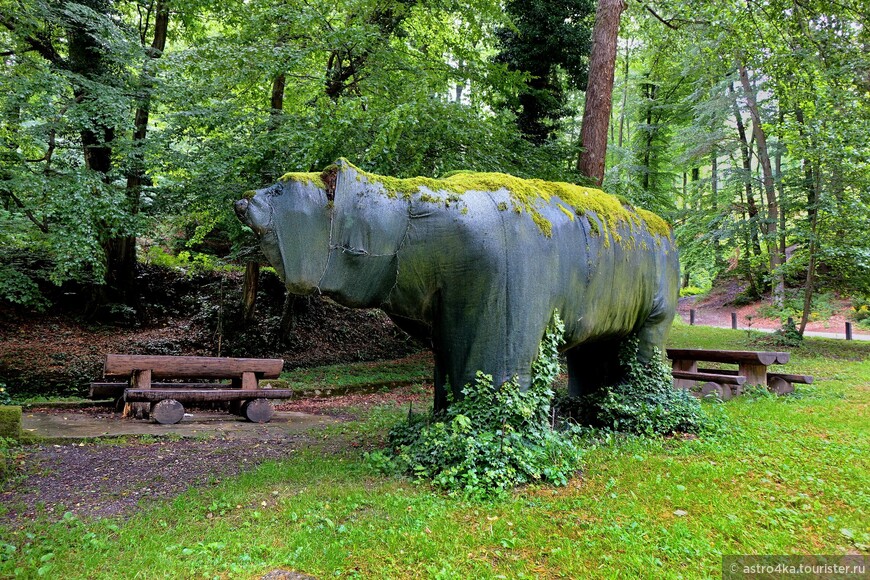 Символ массива Медведница огромный медведь высотой 2,5 метра.