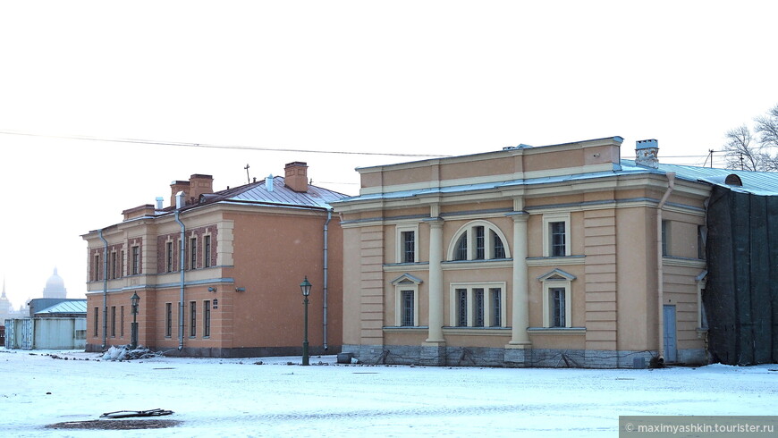 Часть здания архивов Военного министерства и обер-офицерский флигель 