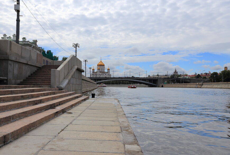 Софийская набережная в Москве