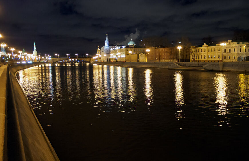 Софийская набережная в Москве