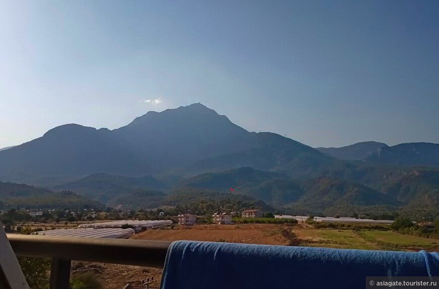 Вид на гору Тахталы с балкона нашего номера