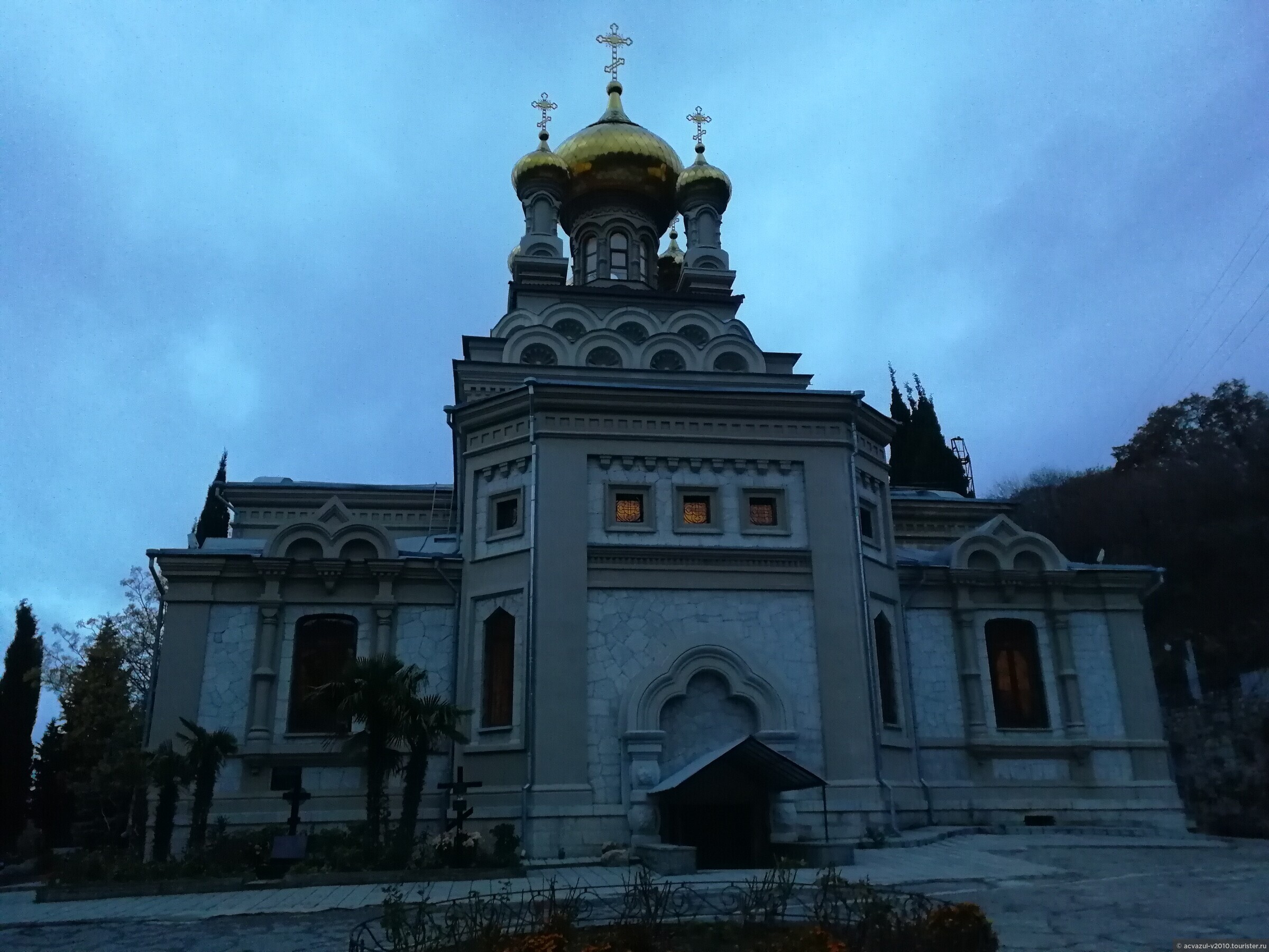 Храм архангела михаила в алупке. Храм Архистратига Михаила Алупка. Храм в Алупке. Алупка церкви фото.