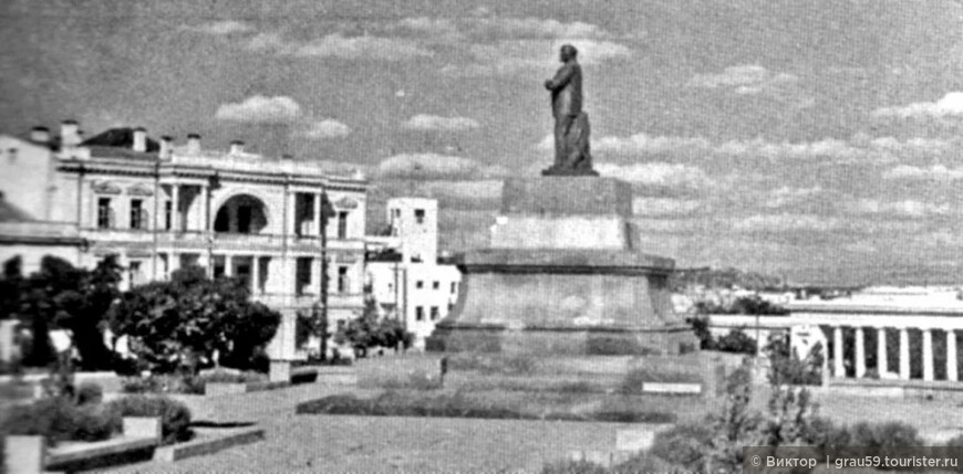Нахимов на площади Нахимова