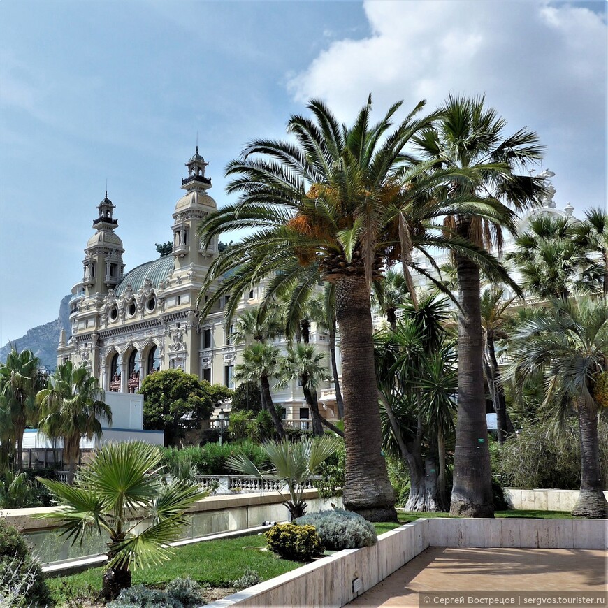 Зал Гарнье в Монте-Карло (Монако).
https://www.tourister.ru/responses/id_25768

