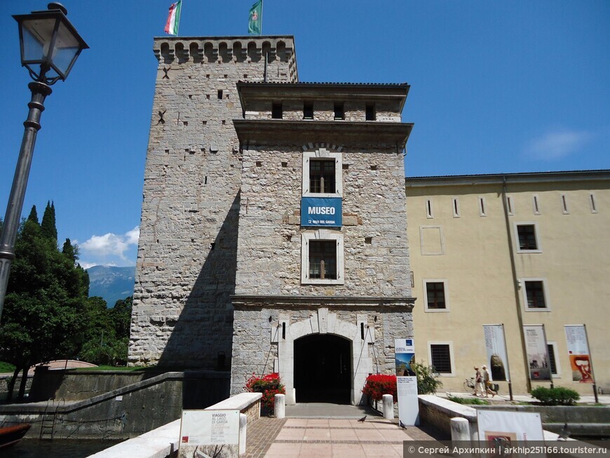 Городской музей в средневековом замке на озере Гарда в городке Рива.