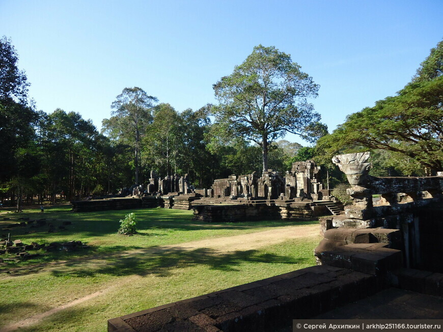 Терраса Слонов в Ангкоре (12 века) — там где стояли кхмерские короли