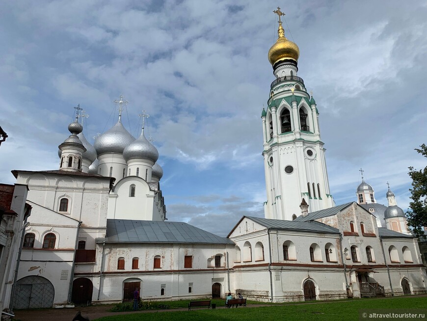 Фото 4. Вид на колокольню из Архиерейского двора, внизу - Экономский корпус