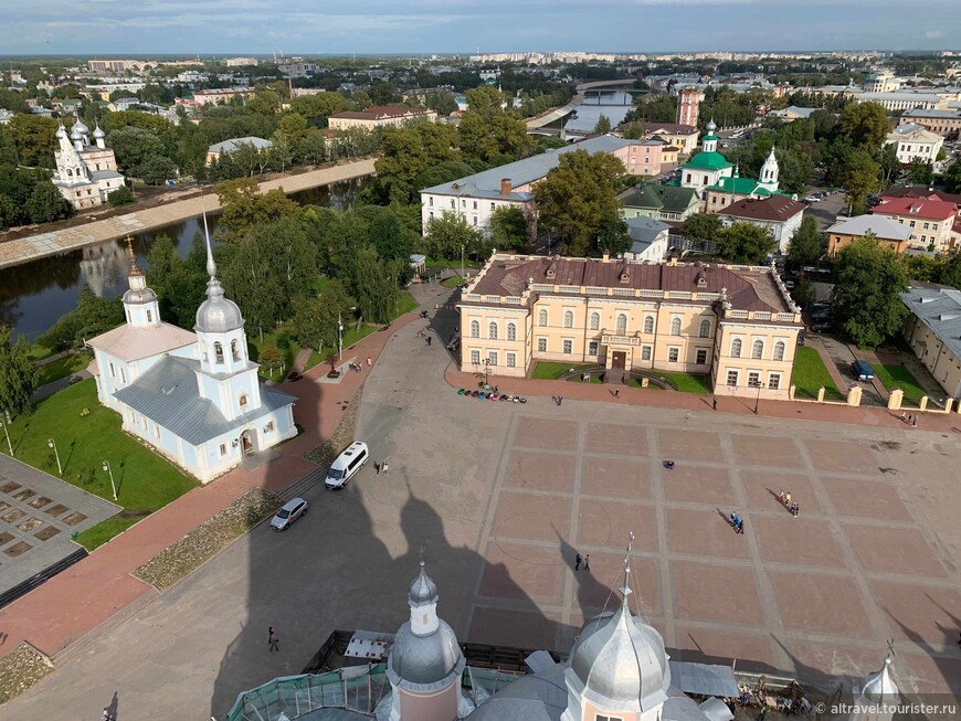 Фото 5. Вид с колокольни на Кремлевскую площадь. Внизу видна церковь Александра Невского и Музей кружева.
