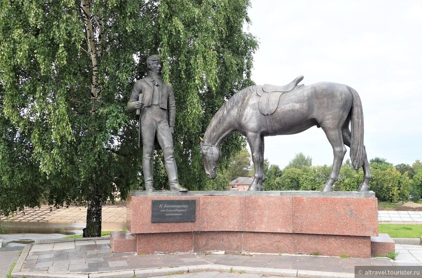 Фото 14. Памятник современнику Пушкина, поэту Константину Батюшкову (1787-1855), на Кремлёвской площади.