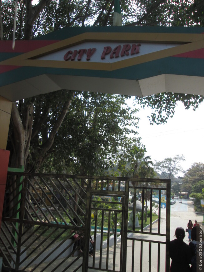 Простоватый парк популярный у местных жителей