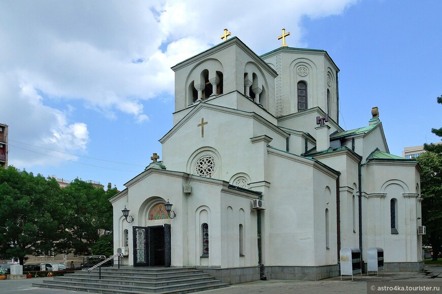 Церковь Святого Саввы, стоящая рядом с храмом Святого Саввы, построена в конце XIX века, на которую туристы мало обращают внимания. 