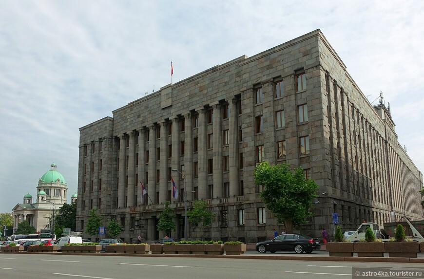 В монументальном здании постройки советских времён, располагаются Главная Почта страны и Дом Правосудия.