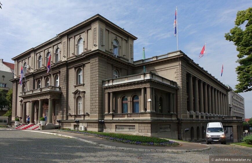 Строительство здания Нового дворца закончено в 1914 году, но было значительно повреждено в Первую Mировую войну. Дворец тщательно восстановили в 1919—1922 гг., после чего он стал официальной королевской резиденцией.