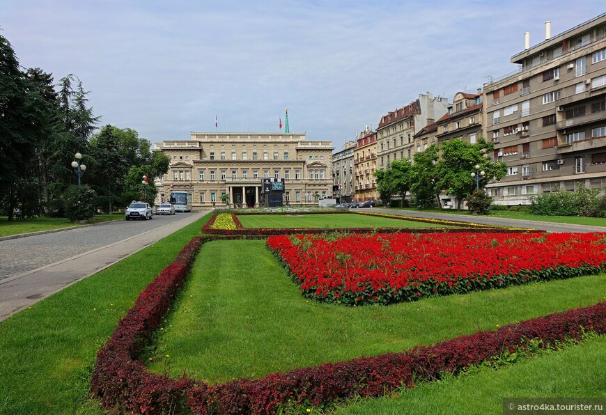 Старый дворец построен в 1884 г. для королевской фамилии Обреновичей. Дворец, переживший множество политических событий и не мало пострадавший, по окончании Второй мировой войны был восстановлен и сейчас служит в качестве Белградской мэрии.