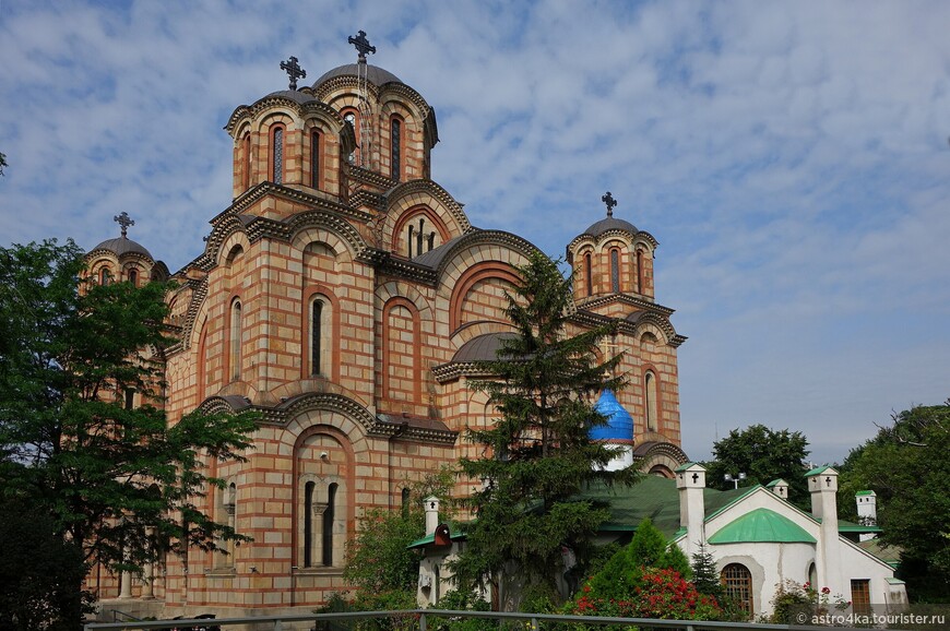 Рядом с церковью Святого Марка маленькая, но красивая русская церковь святой Троицы с голубым куполом. 