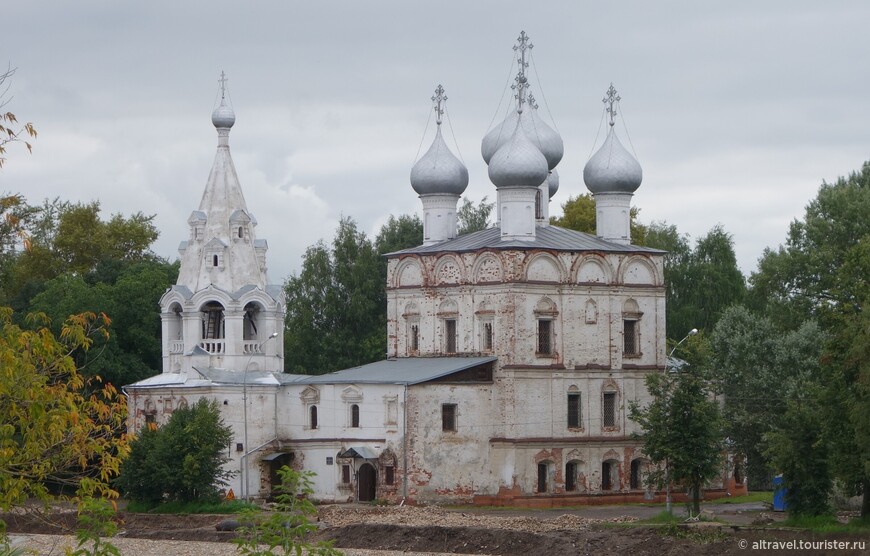 Фото 41 Церковь Иоанна Златоуста, конец 17-го века.
Церковь является двухуровневой: престол нижней (тёплой) церкви был освящен в честь жён-мироносиц, верхний (холодный) - в честь Иоанна Златоуста. Нижняя церковь уже отреставрирована, верхняя (см следующий снимок) - пока нет. Нарядная шатровая колокольня была построена одновременно с храмом.