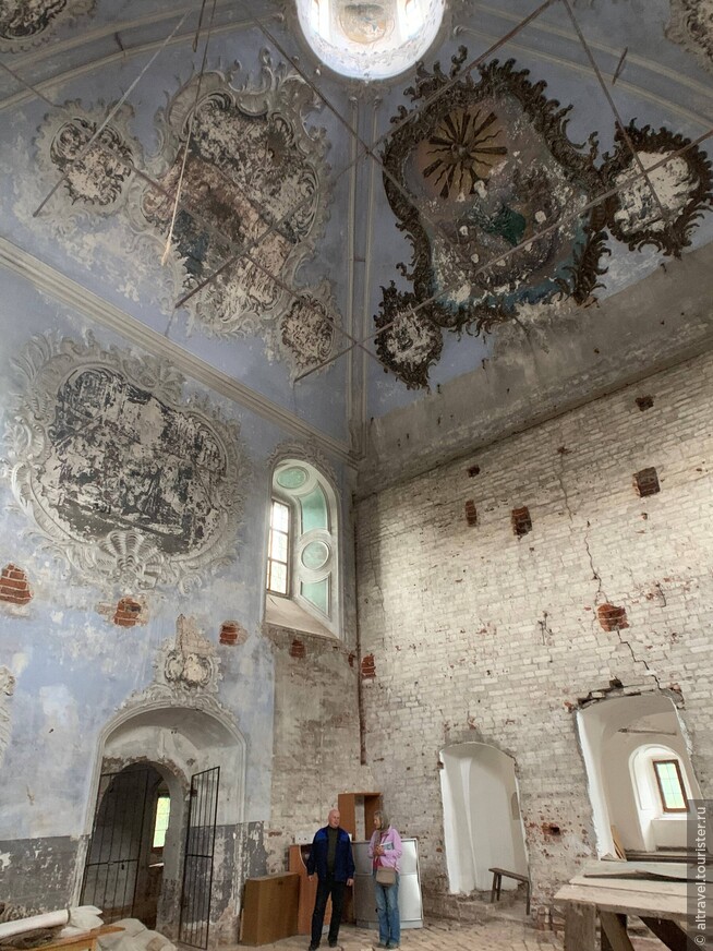 Фото 42. Интерьер верхней церкви Иоанна Златоуста.
На стенах видны остатки искусно выполненных лепных картушей, в которых помещались живописные композиции.