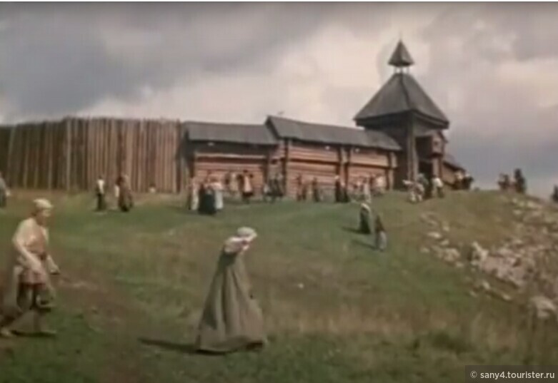 Кадр из фильма с деревянной крепостью.