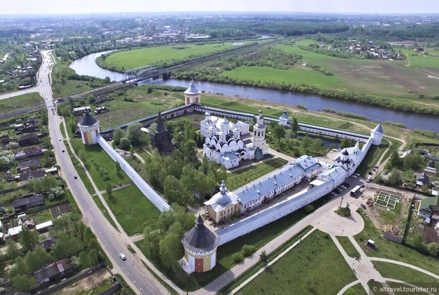 Фото 1. Спасо-Прилуцкий монастырь, вид сверху. Видна излучина р.Вологды, давшая имя монастырю. Источник: Mytravelbook.org