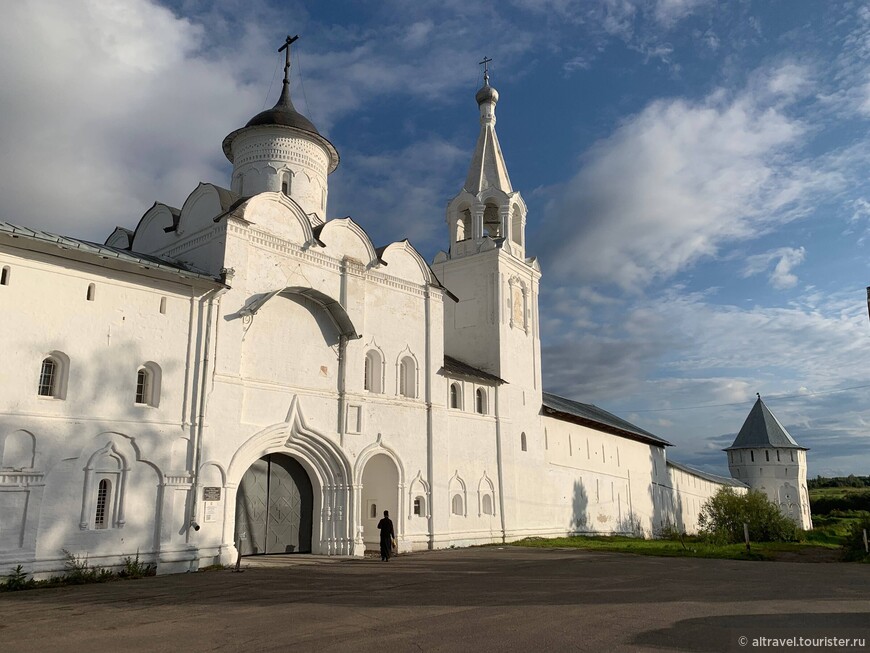 Фото 4. Святые ворота с надвратной церковью Вознесения (конец 16-го века) и колокольней (начало 18-го века). В Святых воротах сохранился большой проезд с перспективным порталом, над ним когда-то была фресковая икона под оставшимся металлическим козырьком (голубцом). Фресковая икона Знамение на колокольне сохранилась до сих пор.