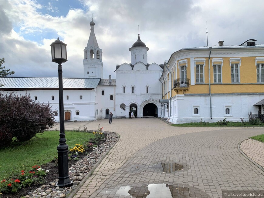 Фото 5. Вид на на Святые ворота, церковь Вознесения и колокольню изнутри монастыря
