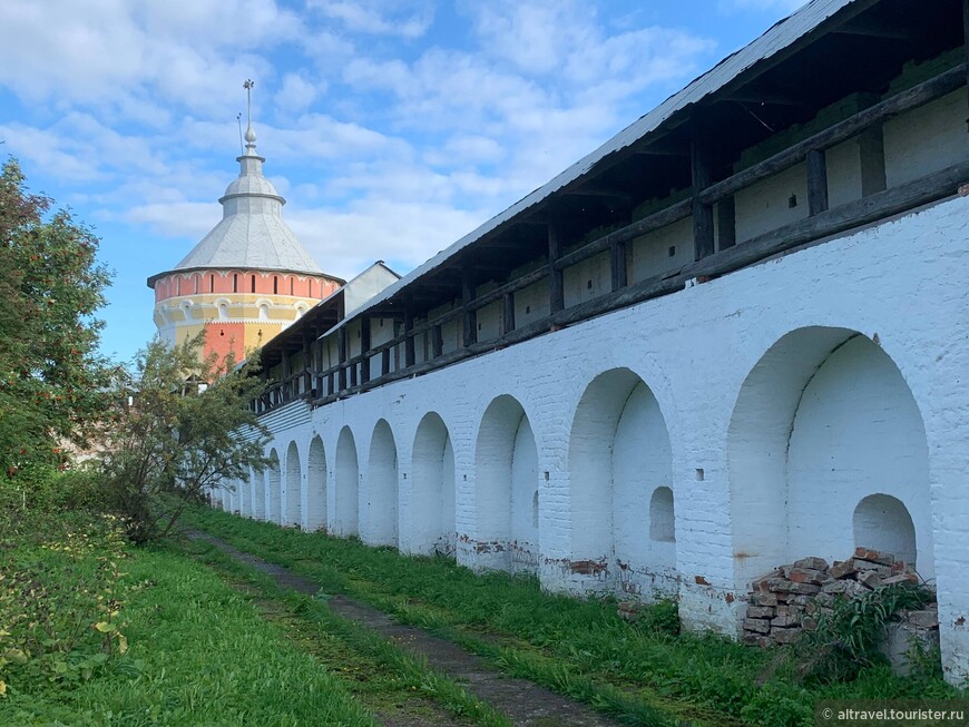 Фото 19. Вид изнутри на монастырскую стену. Впереди - Южная башня