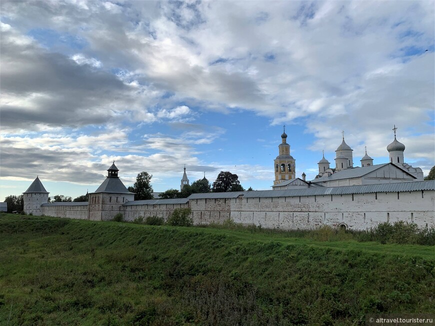Фото 20. Вид на западную стену монастыря с Водяной и Мельничной (на углу) башнями