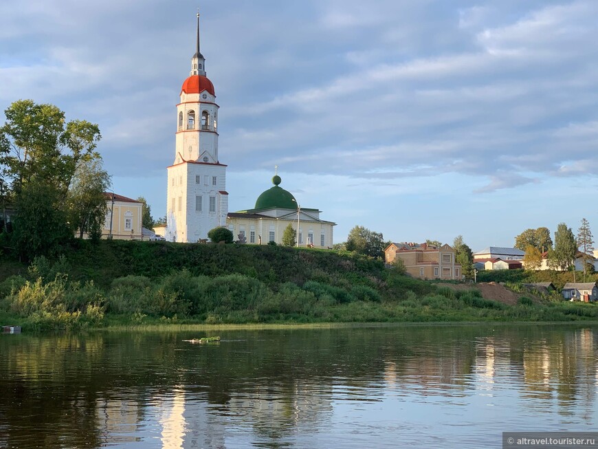 Фото 18. Успенская церковь и колокольня - вид с реки